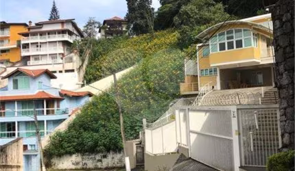 Terreno no pe da Serra da cantareira em condominio fechado ( rua )
