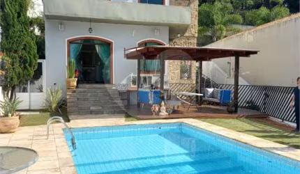 Casa  de alto padrão em condomínio fechado no Tremembé.