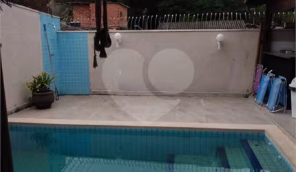 Sobrado impecável próximo ao Horto Florestal com quatro suítes e cinco vagas.