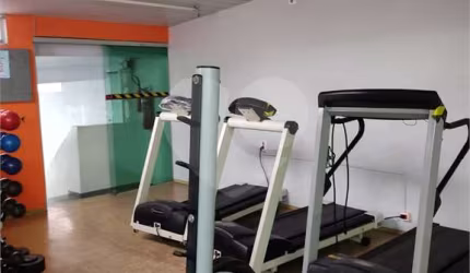 Imóvel com estrutura de academia de musculação com piscina ao lado da Engenheiro Caetano Álvares
