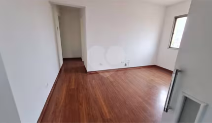 Excelente apartamento com 1 dormitório próximo à estação Praça da Árvore do metrô