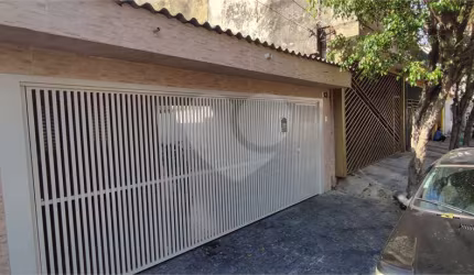 Casa térrea com edícula.