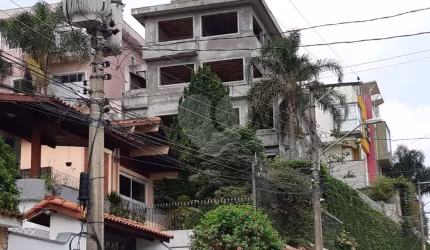 Sobrado em condomínio em fase de construção, rua com cancela e guarita, subida Serra da Cantareira