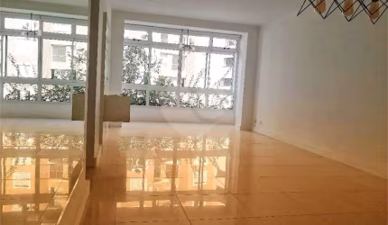 Apartamento com 176m2 na Rua Dr. Albuquerque Lins, com 3 quartos em Higienópolis