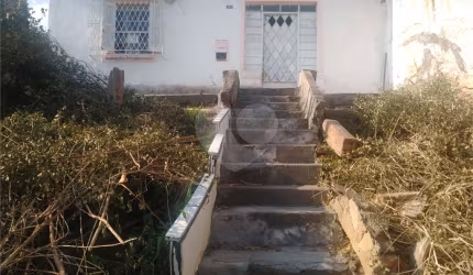 Duas casas em terreno amplo!
