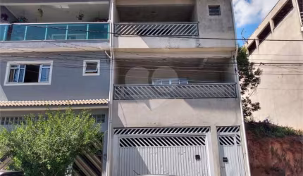 Sobrado  03 dormitorios - Rua sem saida com Vigilancia Presencial 24 horas