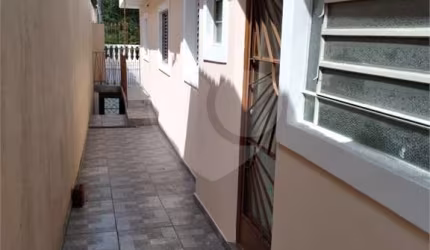 Casa térrea na Região de Campo Limpo, em avenida movimentada - 3 dormitórios