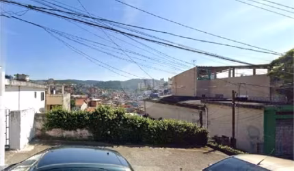 TERRENO COM UMA CASA QUE PRECISA DE REFORMA