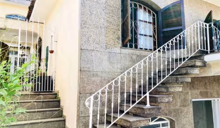 Casa térrea e muito bem localizada