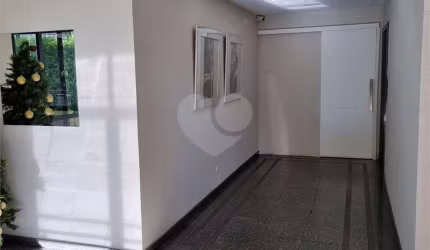 Apartamento amplo e totalmente reformado no Jardim São Paulo, um por andar.