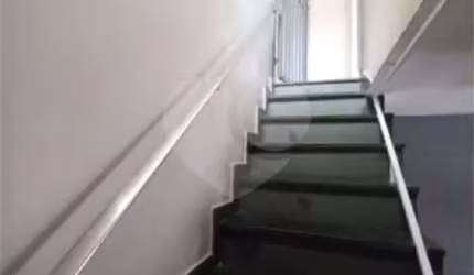 Sobrado 157m², 4 dormitórios, 1 suíte e 2 vagas de garagem