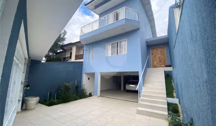 Sobrado com 480 m², com 3 dormitorios e 8 vagas na Zona Norte