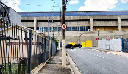 3 minutos a pé do Metrô