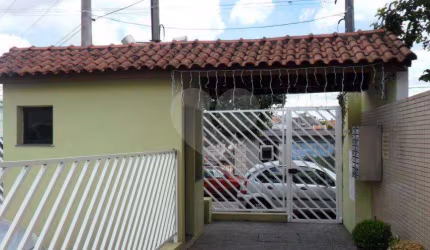 Casa á venda em condomínio na Vila Ede - 2 suítes e 1 vaga de garagem.