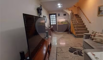 Sobrado  muito bem localizado na Vila Mazzei, 03 dormitorios, 01 suite 03 banheiros, 02 vagas