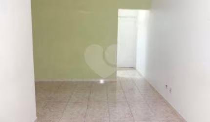 Apartamento com três dormitórios e duas vagas de garagem