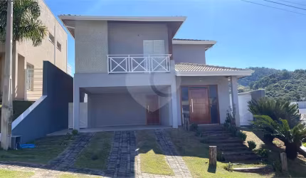 Linda casa com 3 dormiórios a venda em condomíneo fechado na cidade de Atibaia-SP