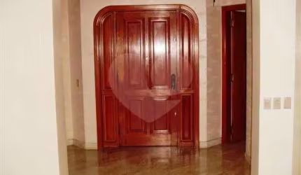 Maravilhoso apartamento, em excepcional localização, com armários embutidos, rua larga, arborizada,
