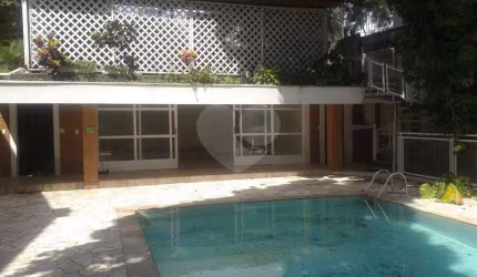 SOBRADO MARAVILHOSO A VENDA NO TREMEMBÉ - 4 SUÍTES, PISCINA E 5 VAGAS DE GARAGEM