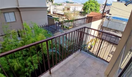 Apto 2 quartos, sala com varanda e vaga de garagem