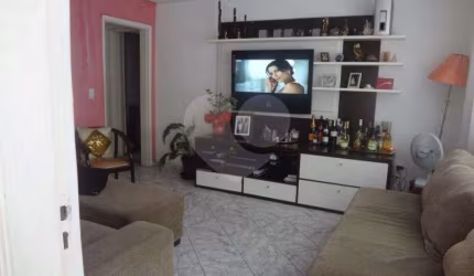 Casa térrea à venda na Vila Mazzei, em rua tranquila