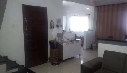 Sobrado à venda em local tranquilo, próximo a Serra
