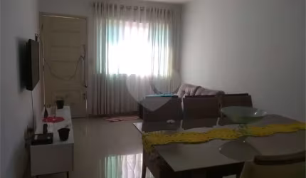 Condomínio com 2 dormitórios e 2 vagas