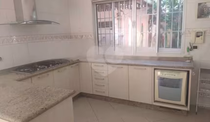 Casa Térrea com grande área externa !!