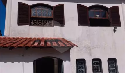 Sobrado com entrada lateral, vago na região do Horto Florestal