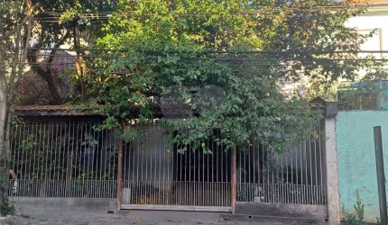 Casa tipo Sobrado, 3 dormitórios sendo 1 suíte, ótima localização