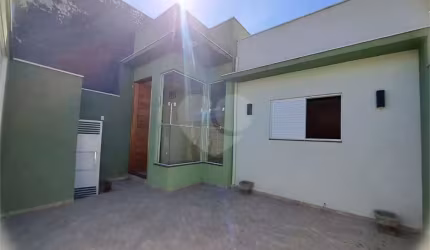 Linda casa á venda com 2 dormitorios na cidade de Bragança Paulista-SP