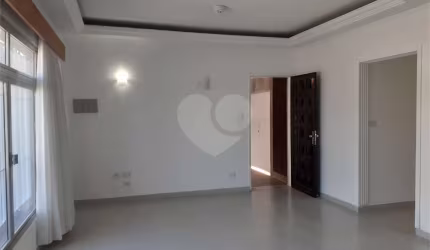 03 QUARTOS BEM ESPAÇOSOS, 03 BANHEIROS , ÁREA EXTERNA COBERTA E FECHADA  BEM AMPLA , SALA , COZINHA