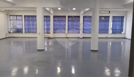 Sala comercial para venda e locação no centro de São Paulo na Rua Sete de Abril.