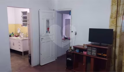 Casa Terrea 130 m / com salão  Comercial 40 m  1 wc /Casa- 2 vagas,  1 dorm,Cozinha, Sala Ampla .