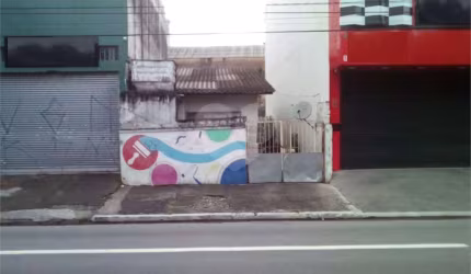 Casa térrea na avenida Engenheiro Caetano Alvares, com 2 entradas/ saídas na rua de trás do imóvel.
