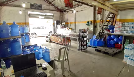 Sobrado Comercial a venda com 163 m2 com 4 dormitorios, 2 vagas e galpão. Estuda Permuta