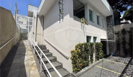 Excelente sobrado comercial ou Residencial com 3 vagas de garagem-Vila Gustavo