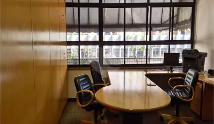 Vendo ou Alugo Sala comercial localizada em uma região privilegiada do Centro,com 100m2!!