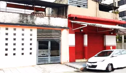 Na frente à faculdade UNIP