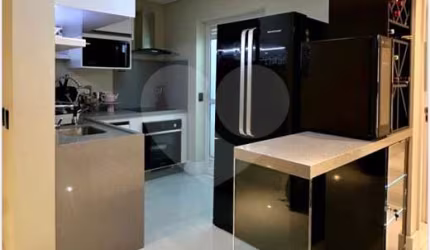 Apartamento no Tatuapé de 102m2 sendo 2 suítes, varanda gourmet, chopeira, 2 vagas demarcadas