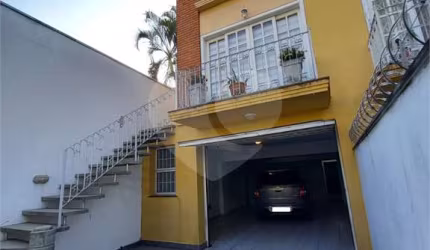 Sobrado de 3 suítes, 4 vagas de garagem no Bairro Jardim França