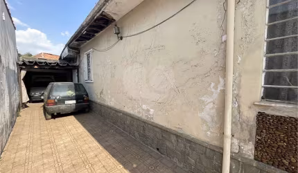 Casa térrea com 140 metros quadrados de área construída.,, com 10 frente e 30 fundos