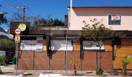 Prédio esquina com Restaurante e Salas comerciais a Venda