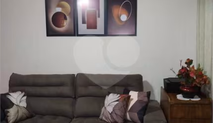 Casa térrea com 02 dormitórios, sala ampla, dormitórios e cozinha com armários embutidos