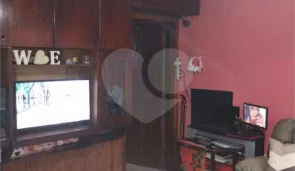Casa térrea com 02 dormitórios, sala ampla, dormitórios e cozinha com armários embutidos