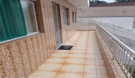 Sobrado com quatro dormitórios e seis vagas e mais duas casas para renda.