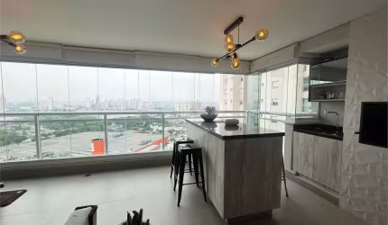 Apartamento finamente decorado de 117 m² na Barra Funda, com 3 suítes e 2 vagas