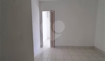 Kitnet 26m² com sala, quarto, cozinha em condomínio com piscina na Liberdade