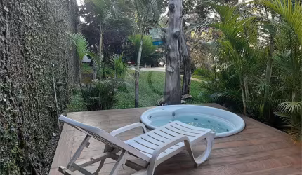 Terreno Jardim Floresta com 500m2, casa antiga com 3 quartos, 3 banheiros, 3 salas, cozinha, corredor lateral, vaga para 6 ou mais veículos e um belo quintal com área gourmet e árvores frutíferas