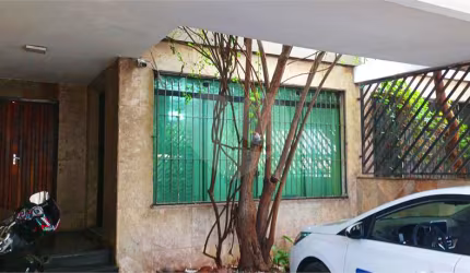 VENDE-SE SOBRADO COM 3 DORM, 1 SUITE, EDICULA COM 2 APARTAMENTOS E DUAS VAGAS NA PEDRO BUENO